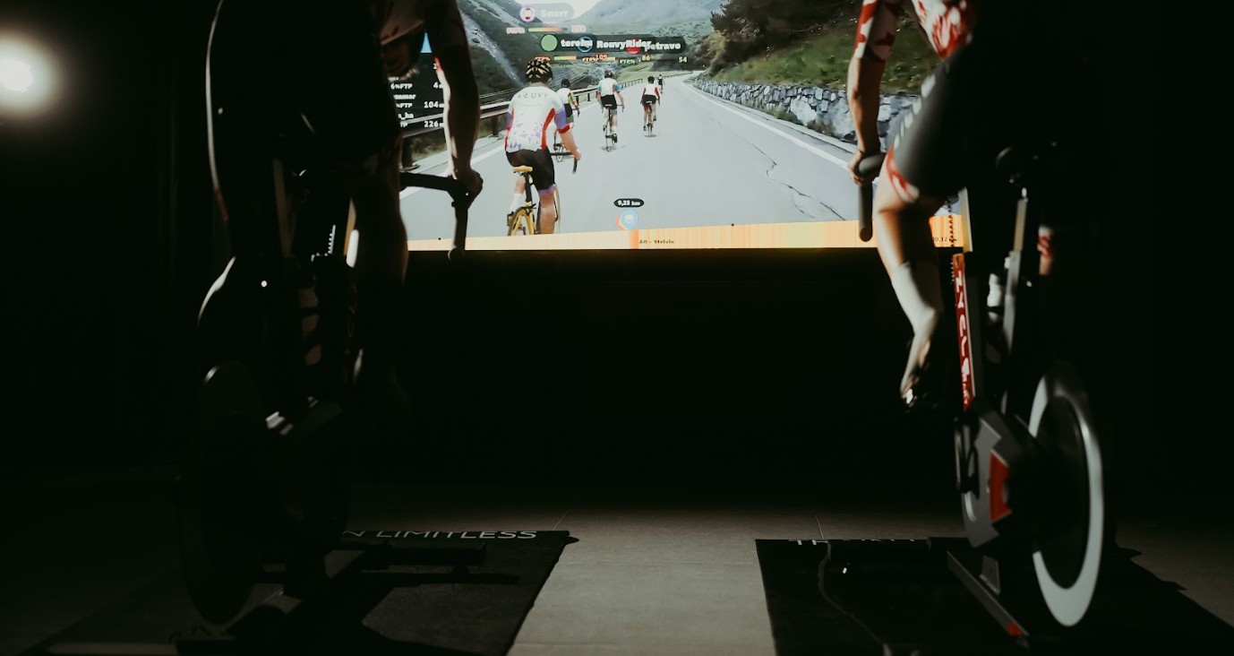 Simuladores de ciclismo y conectividad: por qué las alianzas tecnológicas pueden disparar ventas en marcas de fitness indoor